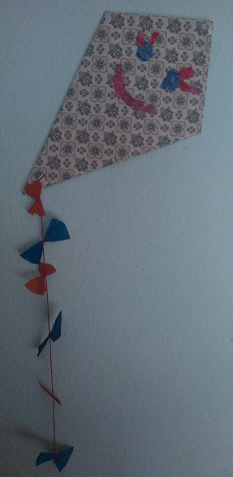 Drachen aus Tapete mit Verzierungen