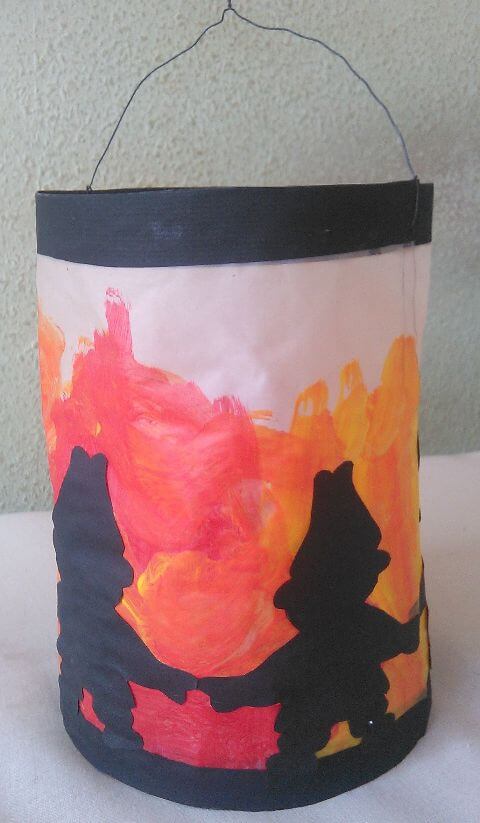 Laterne mit schwarzen Männchen vor rot-gelbem Feuer