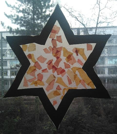 Bunter transparenter Stern an einem Fenster