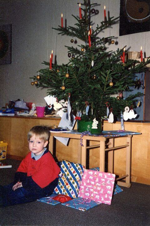 Ich sitze vor einem Weihnachtsbaum