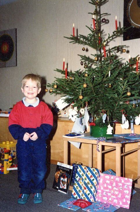Ich stehe vor einem Weihnachtsbaum