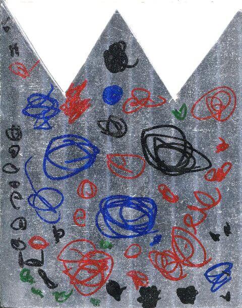 Krone aus glänzendem Karton mit bunten Kringeln