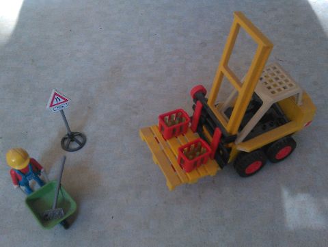 Playmobil-Gabelstapler mit einem Bauarbeiter mit Schubkarre und Verkehrsschild