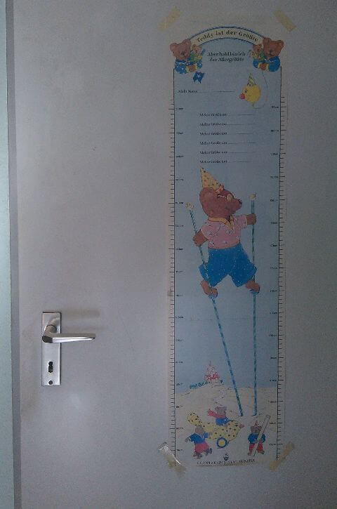 Messleiste mit Bären an einer Tür