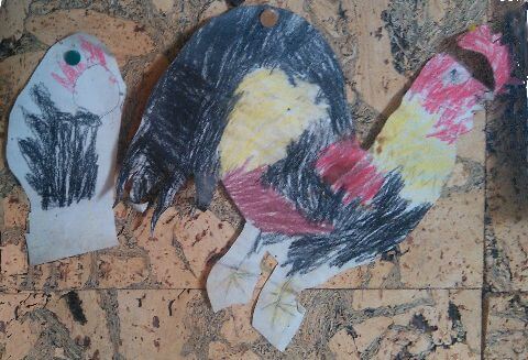 zwei gemalte Hähne