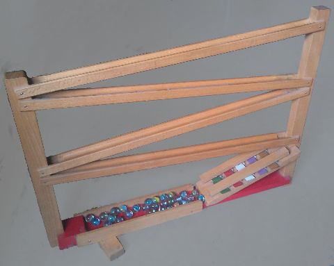 Murmelbahn aus Holz mit Glasmurmeln