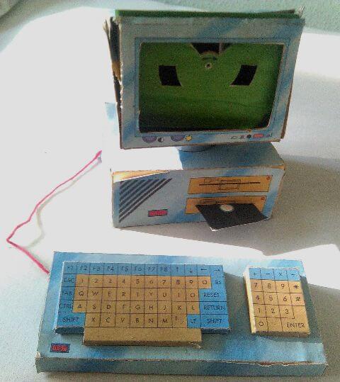 Gebastelter Computer mit Bildschirm und Tastatur