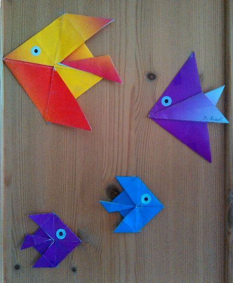 Vier bunte gefaltete Fische
