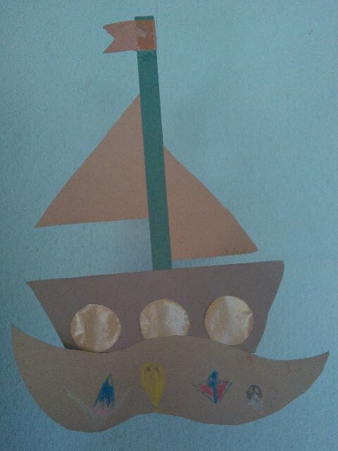 Gebasteltes Schiff mit zwei Segeln auf Wellen