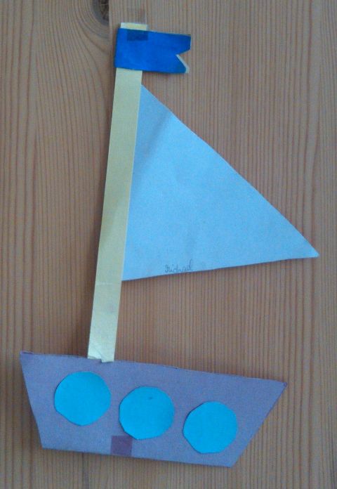 Gebasteltes Schiff mit einem Segel