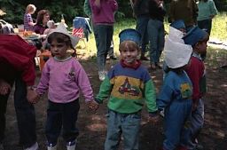 Ich stehe mit einer blauen Mütze im Kreis mit anderen Kindern