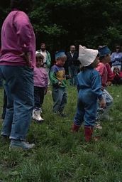 Ich stehe mit einer blauen Mütze zwischen anderen Kindern