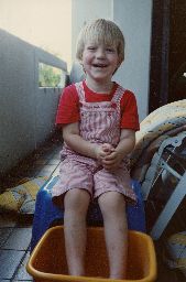 Ich sitze auf dem Balkon und wasche mir die Füße