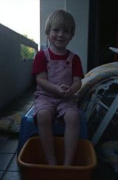 Ich sitze auf dem Balkon und wasche mir die Füße