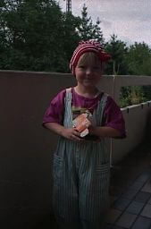 Ich stehe auf dem Balkon mit einer Mütze und einer Fingerfigur