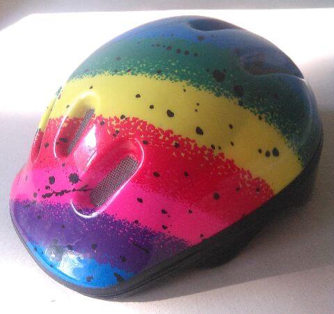 Bunt gestreifter Fahrradhelm