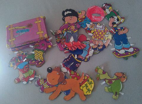 Gebastelter Koffer mit zwei Papierpuppen und vielen Papierkleidungen