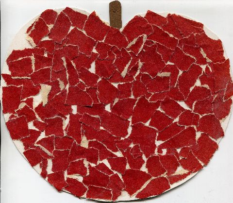 Apfel aus gerissenem rotem Papier