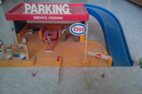 ein Spielzeugparkhaus mit Tankstelle und Werkstatt