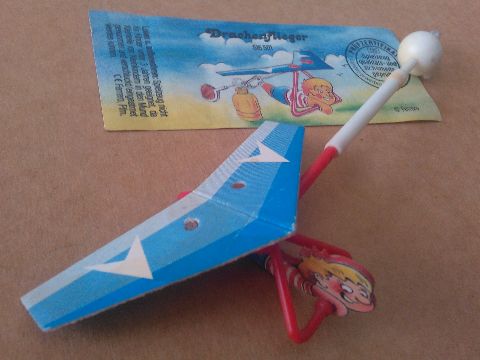 Teile eines Drachenfliegers mit Beipackzettel