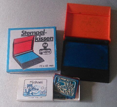 Stempelkissen und Stempel mit Name und einer Geige spielenden Katze