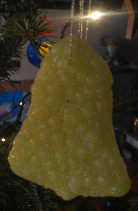 gelbe Wachsglocke an einem Weihnachtsbaum