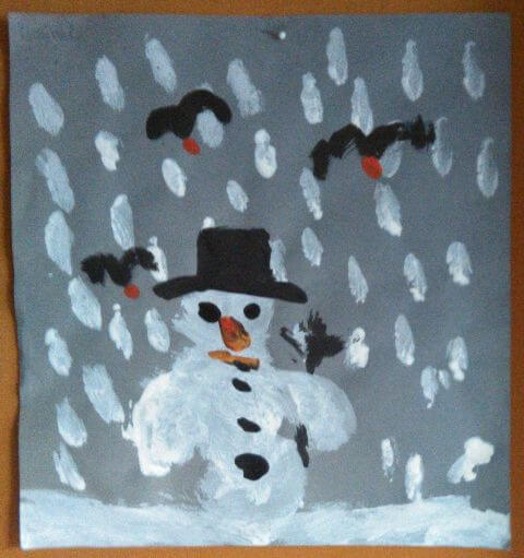 Bild eines Schneemanns in den Farben Weiß, Schwarz und Rot auf blauem Untergrund mit fallenden Flocken und Vögeln