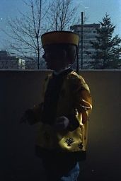 Ich stehe als Chinese verkleidet auf dem Balkon