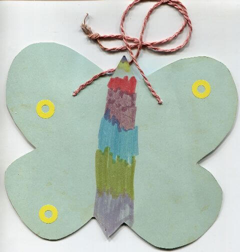 Schmetterling mit buntem Rumpf und drei Aufklebern