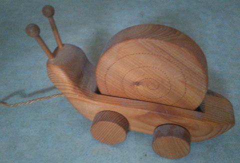Schnecke aus Holz mit Rädern und drehbarer Scheibe