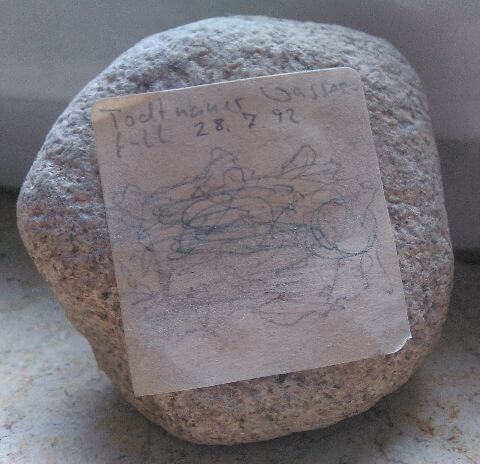 Stein mit Aufkleber: Todtnauer Wasserfall 28. 7. 92 und Zeichnung