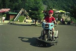 Ich sitze auf einem Kindermotorrad